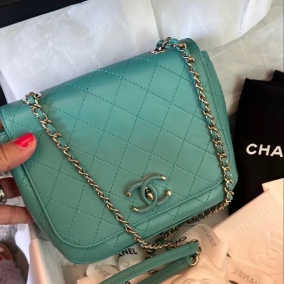 Authentic *TIFFANY-BLUE/GREEN* CHANEL CC Quilted 2019 Calfskin Mini Camera Bag - Picture 1 of 15